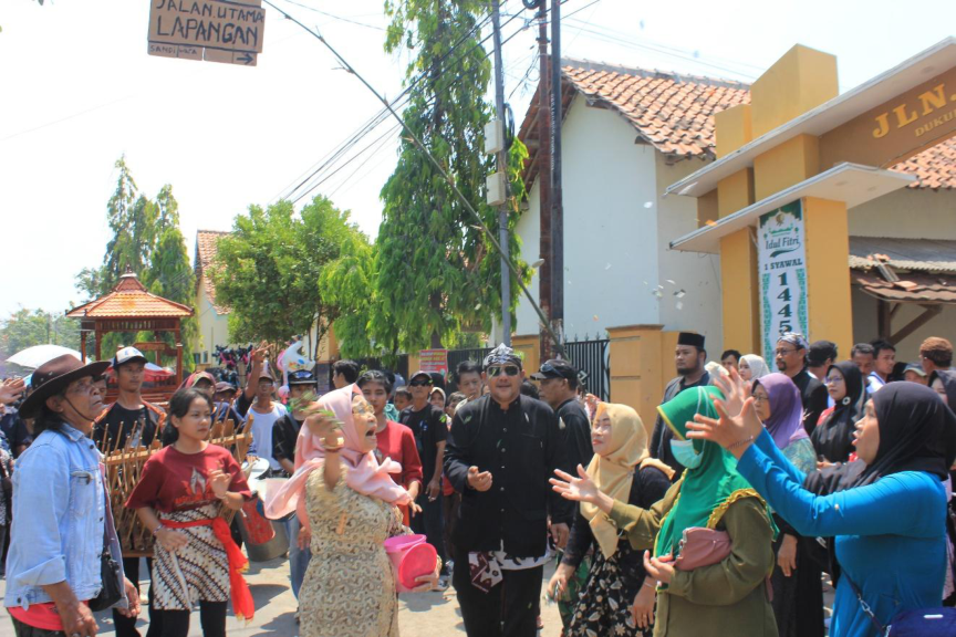 Suasana warga mengikuti Hajat Bumi