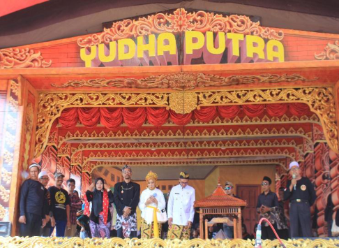 Warga membawa hasil bumi